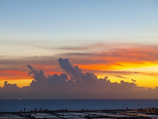 夕彩下的彌陀魚塭與外海