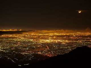 新月伴高屏夜景